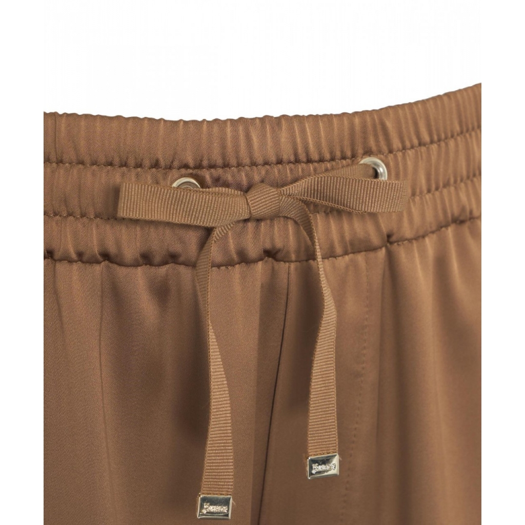 Pantaloni a gamba larga con effetto raso marrone