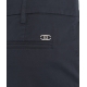 Pantaloni chino con applicazione blu