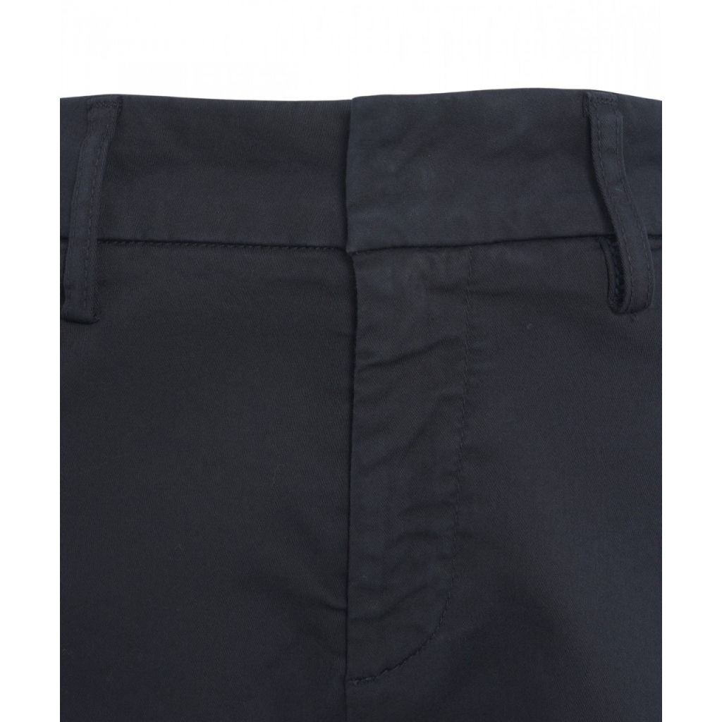 Pantaloni chino con applicazione blu